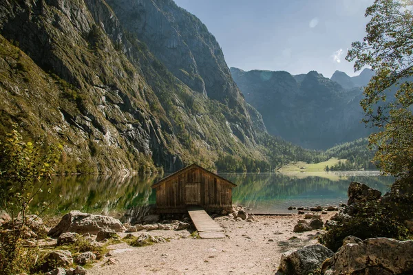 Gün batımında dağların arasında bir Alman gölü üzerinde kapalı iskele. — Stok fotoğraf
