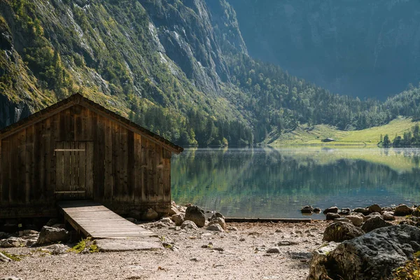 Gün batımında dağların arasında bir Alman gölü üzerinde kapalı iskele. — Stok fotoğraf