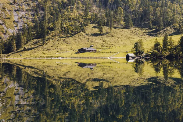 일몰에 산 들 사이 독일 호수 근처 집. — 스톡 사진