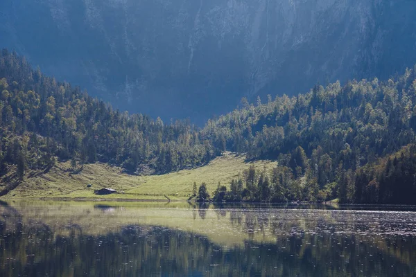 Gün batımında dağların arasında bir Alman gölü yakınında ev. — Stok fotoğraf