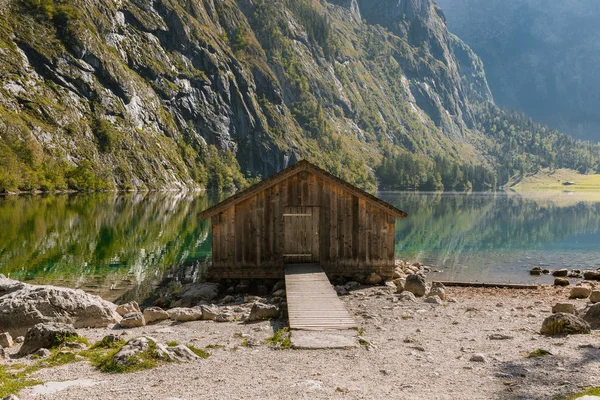 Gün batımında dağların arasında bir Alman gölü üzerinde kapalı iskele. — Stok fotoğraf