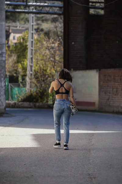 Dziewczyna z jej skate na drodze miasta — Zdjęcie stockowe