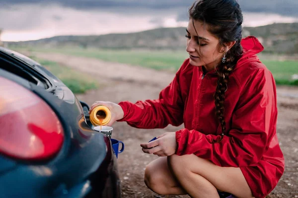 Girl preparing a tea before walk on the field — Stock Photo, Image