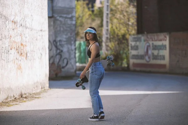 Κορίτσι με το σκέιτ της σε ένα δρόμο της πόλης — Φωτογραφία Αρχείου