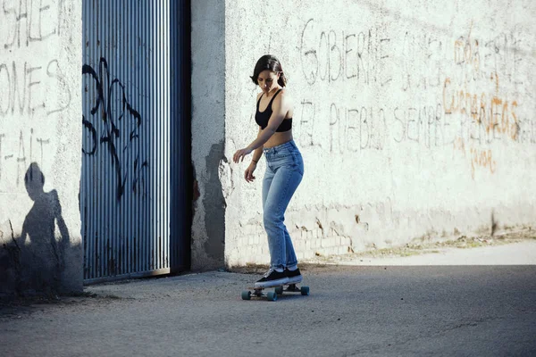 Bir kasaba yolunda pateni olan kız