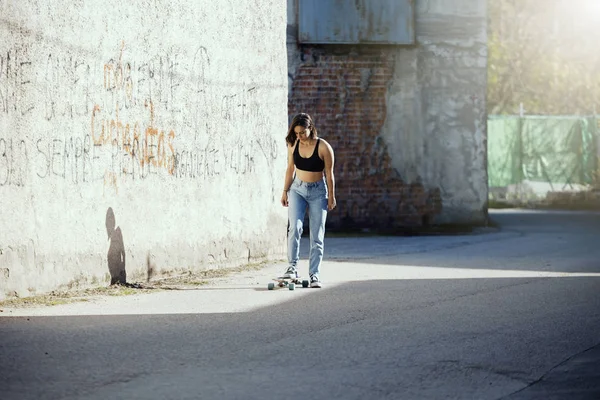 Girl with her skate on a town road — Stock Photo, Image