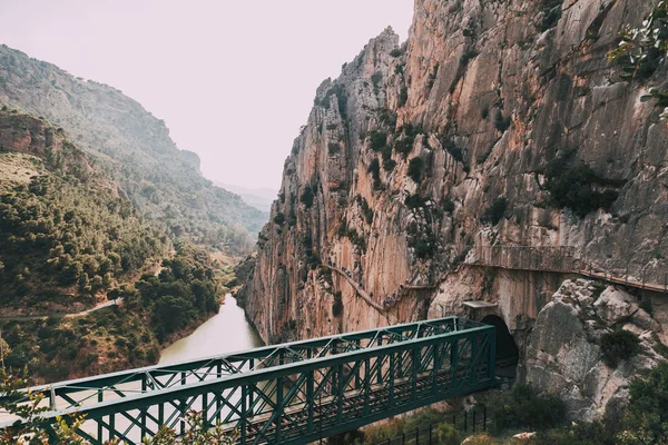 Brug over de rivier tussen de rotbergen in Zuid-Spanje — Stockfoto