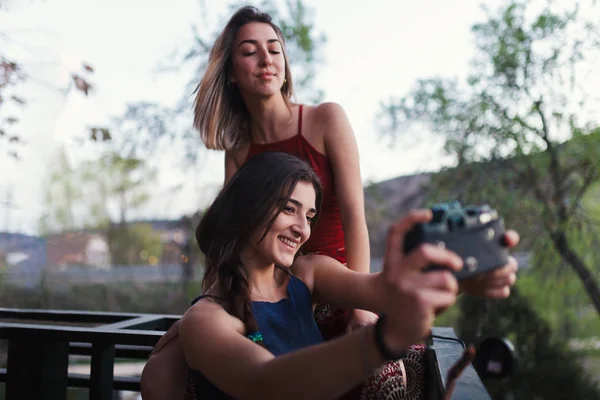 二人の若い女性がバルコニーで自分撮りをする. — ストック写真