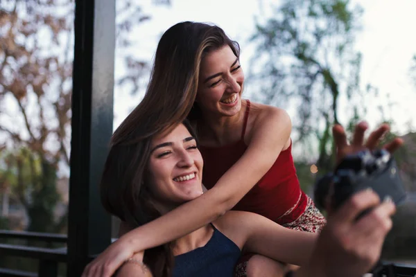 Δύο νεαρές γυναίκες να πάρει μια selfie στο μπαλκόνι. — Φωτογραφία Αρχείου