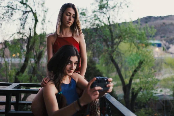 Duas jovens mulheres tiram uma selfie na varanda . — Fotografia de Stock