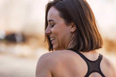 Gözleri kapalı genç gülümseyen kadın profili