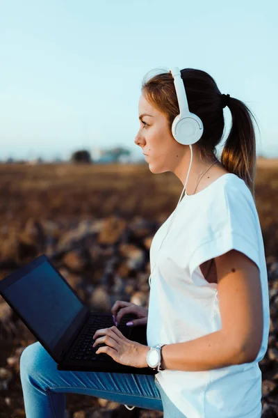 Jovem com seu laptop escutou comunicações externas — Fotografia de Stock