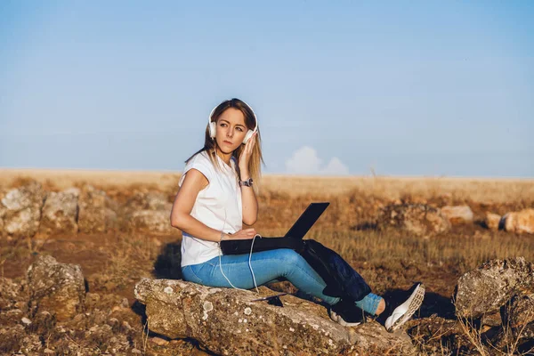 Junge Frau hörte mit Laptop externe Kommunikation ab — Stockfoto