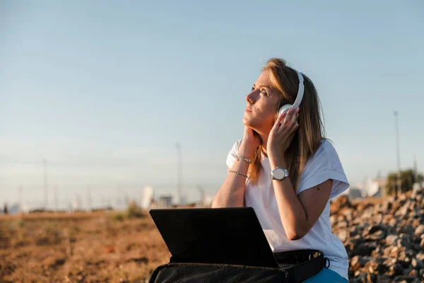 Jovem com seu laptop escutou comunicações externas — Fotografia de Stock