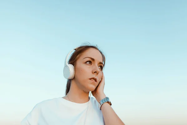 Junge Frau mit Kopfhörer hörte externe Kommunikation ab — Stockfoto