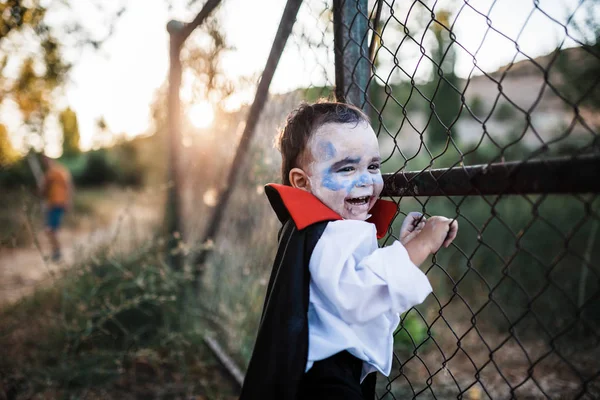 Criança sorrindo fantasiado de dracula para halloween na floresta — Fotografia de Stock