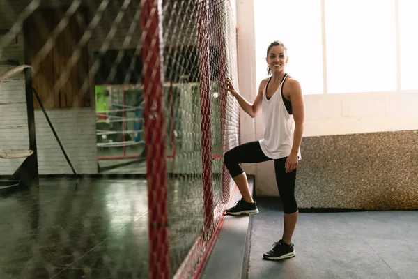 Fitness donna rilassante dopo l'allenamento — Foto Stock