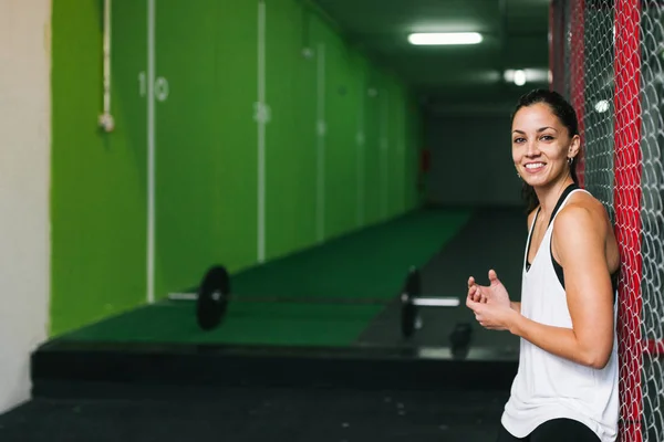 Mujer fitness relajarse después del entrenamiento — Foto de Stock