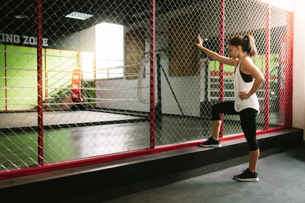 Mujer fitness relajarse después del entrenamiento — Foto de Stock