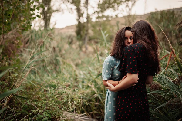 Duas jovens abraçadas no campo — Fotografia de Stock