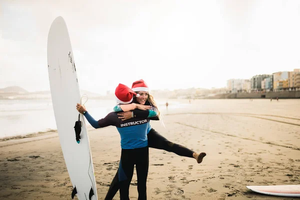 İki sörf hocası sahilde sörf tahtası olan bir çift. — Stok fotoğraf