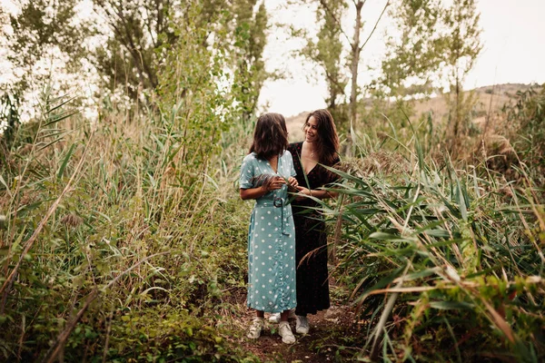 Two young women embraced on the field — Stock Photo, Image