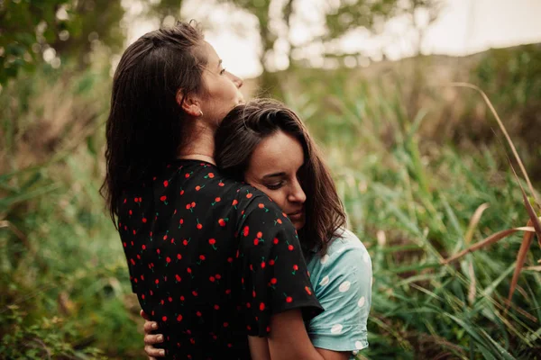 Dos mujeres jóvenes abrazadas en el campo —  Fotos de Stock