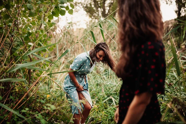 畑を歩いている二人の若い女性 — ストック写真