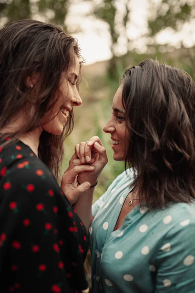 Two young women look at each other — Stock Photo, Image