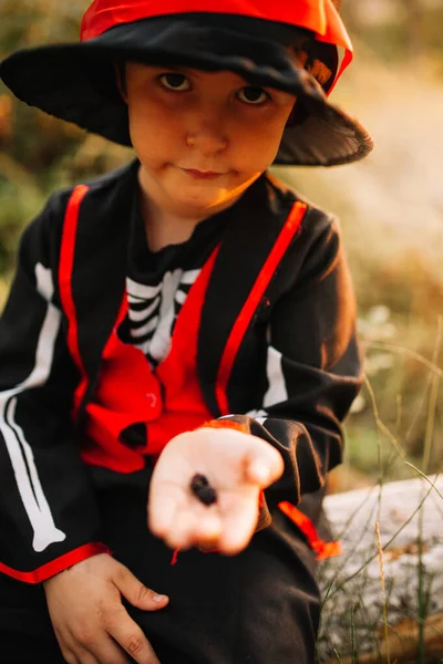 Menino disfarçado de Halloween na floresta com amoras — Fotografia de Stock
