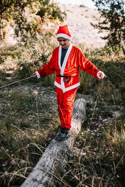 Gyerekek, akik az erdőben töltik a karácsonyt a családjukkal. — Stock Fotó