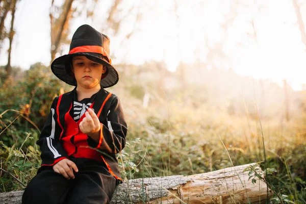 Мальчик, замаскированный под Хэллоуин в лесу с ежевикой — стоковое фото