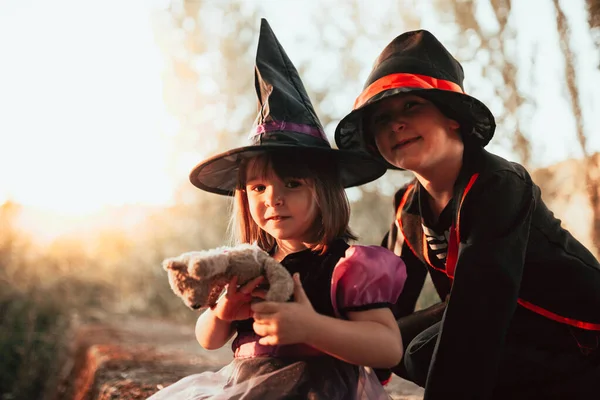 To børn forklædt til Halloween i skoven - Stock-foto