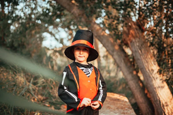 Хлопчик, замаскований на Хелловін у лісі — стокове фото