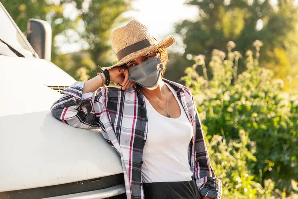 Junge Bäuerin Mit Strohhut Und Maske Lehnt Transporter Und Hält — Stockfoto