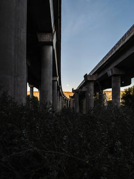 Luna llena al final de un puente de hormigón por la tarde — Foto de Stock