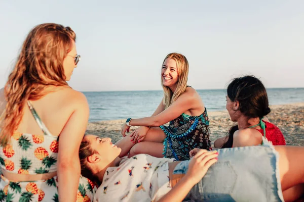 Młode Kobiety Leżące Plaży Uśmiechnięte Mówiące Przez Wielki Szalik — Zdjęcie stockowe