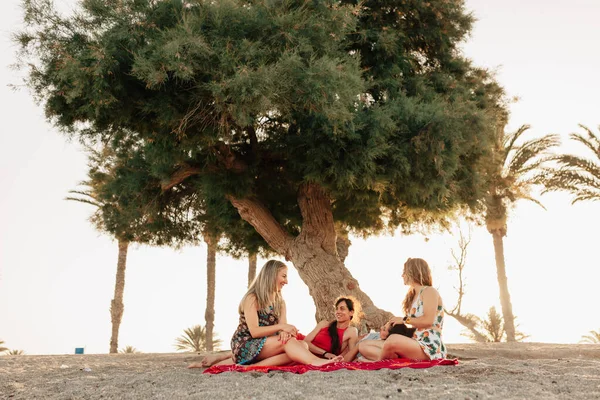 Mujeres Jóvenes Tumbadas Playa Sonriendo Hablando Sobre Una Bufanda Grande — Foto de Stock