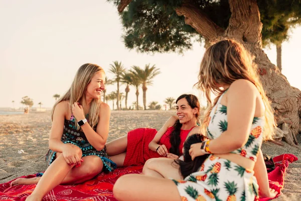 Молодые Женщины Лежащие Пляже Улыбающиеся Разговаривающие Над Большим Шарфом — стоковое фото