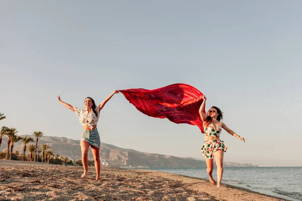 Two Women Running Holding Scarf Wave Relax Happy Beach — Stock Photo, Image