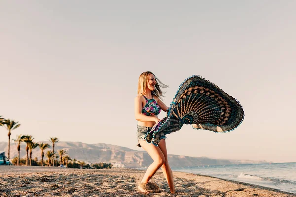 Kobieta Biegająca Trzymająca Szalik Fali Relaksuje Się Jest Szczęśliwa Plaży — Zdjęcie stockowe