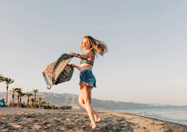 Kobieta Biegająca Trzymająca Szalik Fali Relaksuje Się Jest Szczęśliwa Plaży — Zdjęcie stockowe