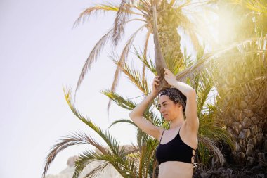 Güneşli bir günde çölde yoga yapan genç aktif bir kadın, sağlık ve aktif yaşam konsepti