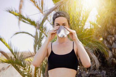 Güneşli bir günde çölde yoga yapan genç aktif bir kadın, sağlık ve aktif yaşam konsepti