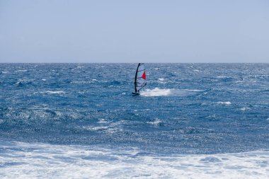 Mavi denizde rüzgar sörfü yelkenleri