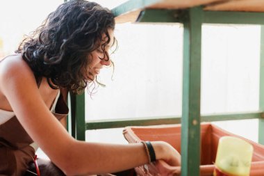 Dükkanında küçük kedileri olan bir kadın.