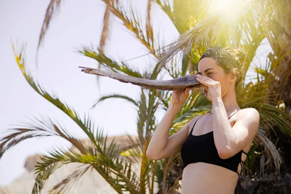 Joven mujer activa practicando yoga en el desierto en un día soleado, salud y concepto de vida activa —  Fotos de Stock