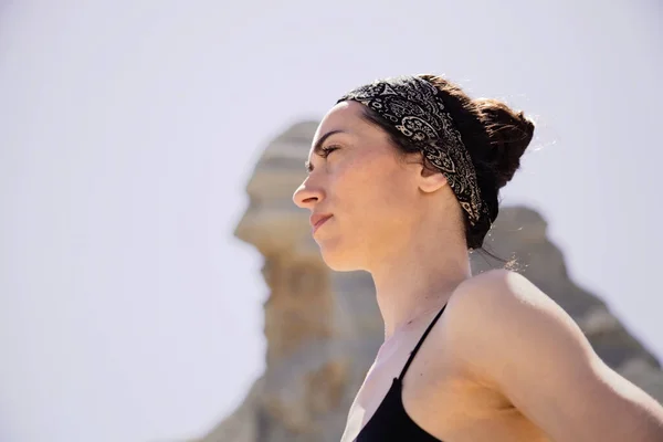 Joven mujer activa practicando yoga en el desierto en un día soleado, salud y concepto de vida activa — Foto de Stock