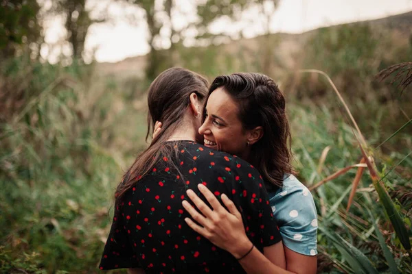 Dos mujeres jóvenes abrazadas en el campo —  Fotos de Stock