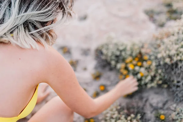 Kumsalda sarı mayo giyen bir kadın. — Stok fotoğraf